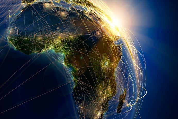 Die globale Energienachfrage wird weiter wachsen, vor allem in Afrika Detaillierte Aufnahme der Erde mit aufgehender Sonne, beleuchtete Städte